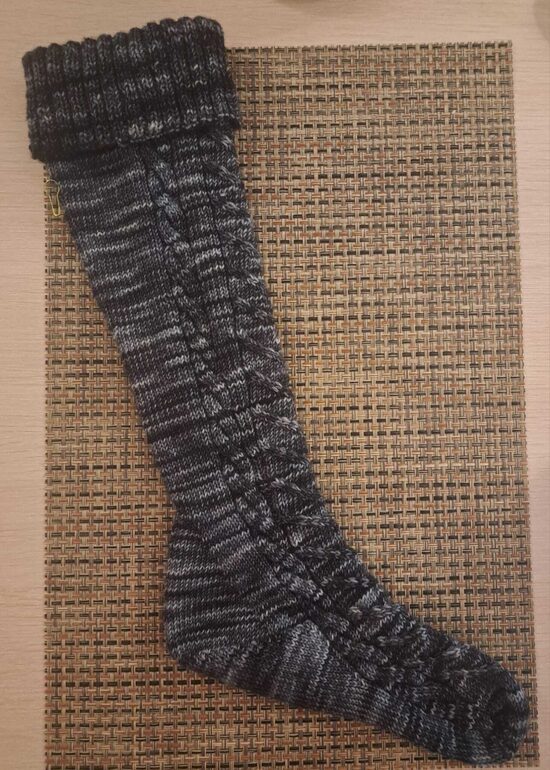 Adītas pusgarās zeķes pelēkas, roku darbs