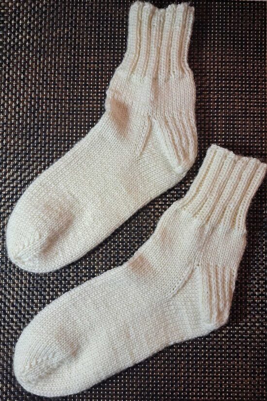 Klasiska adījuma vilnas zeķes baltas