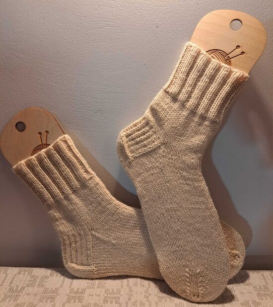 Adītas vilnas zeķes krēmkrāsā ("mokas putas"), roku darbs