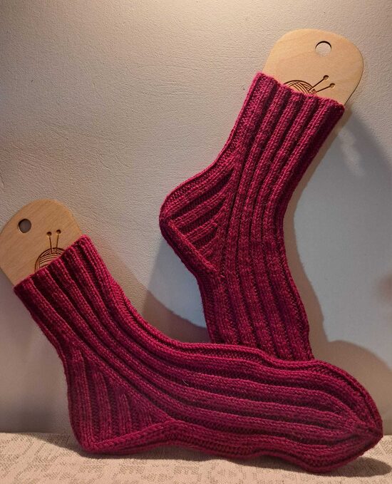 Adītas vilnas zeķes tumšā fuksija krāsā, roku darbs.