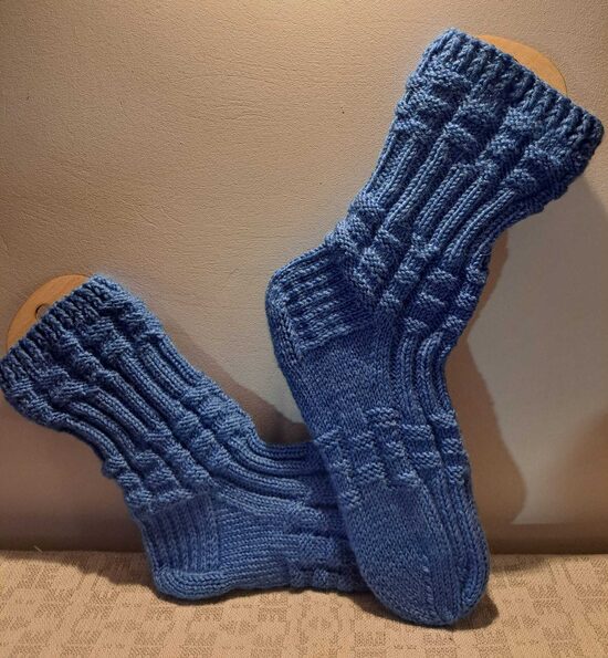 Adītas vilnas zeķes gaiši zilas, roku darbs