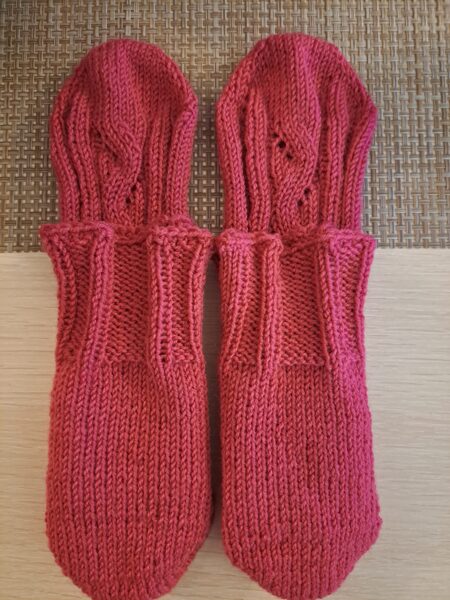 Ar mežģīņu rakstu priekšpusē sarkanā krāsā