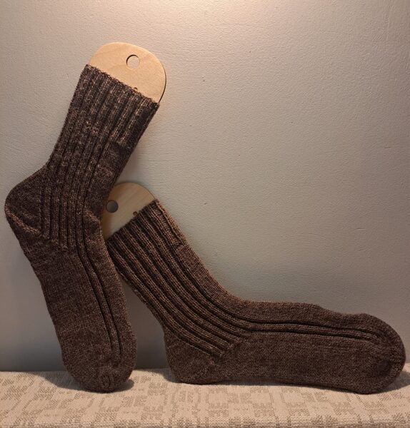 Adītas vilnas zeķes brūnā krāsā, roku darbs.