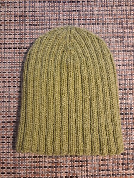 Ar rokām adīta vienkārša cepure bez atloka malas zaļā krāsā