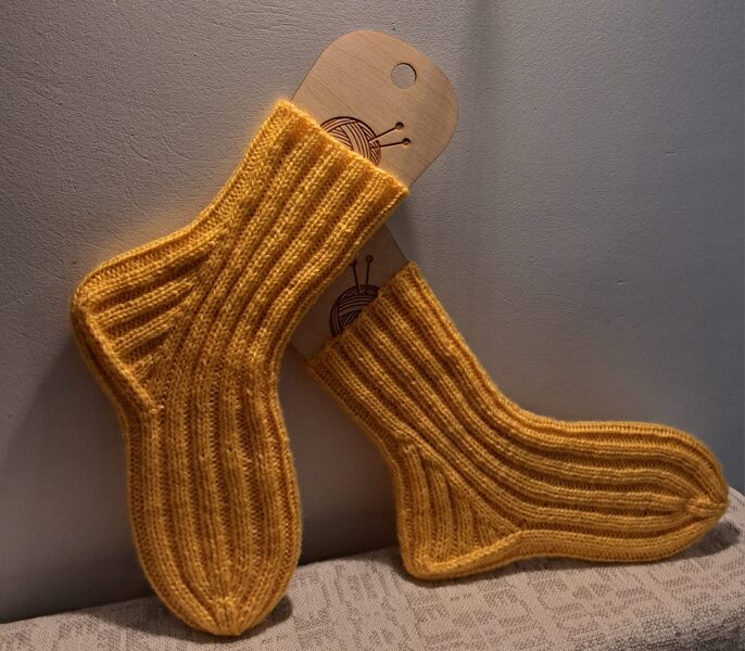 Adītas vilnas zeķes dzeltenā krāsā, roku darbs.