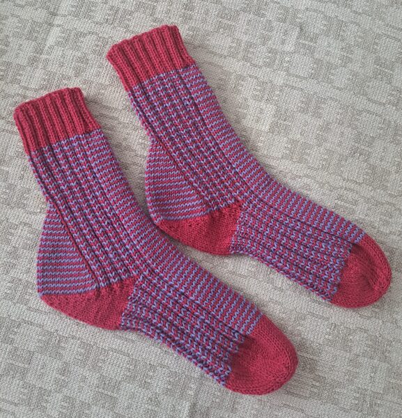 Adītas vilnas zeķes raibas, sarkani/zils tonis