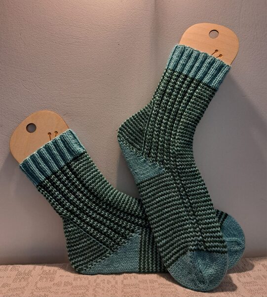 Adītas vilnas zeķes raibas, zaļš tonis