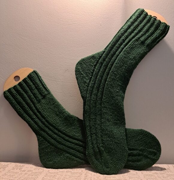 Adītas vilnas zeķes tumšā zaļā krāsā, roku darbs.
