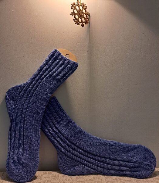 Adītas vilnas zeķes gaiši zilā krāsā, roku darbs.